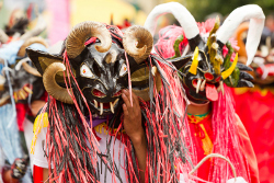 Bunte Masken auf einem Festival in Ecuador. Ecuador Festival Masken