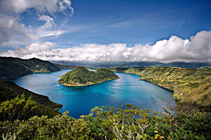 Die vulkanische Aktivität schafft eine abwechslungsreiche Landschaft. Im Bild: die Kaldera des Cuicocha-Vulkans Caldera des Cuicocha-Vulkans