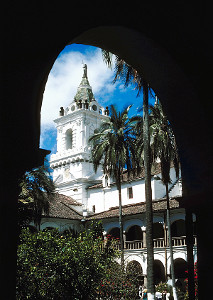 Das Kloster Sanfrancisco ist nur eine der vielen Sehenswürdigkeiten von Ecuadors Hauptstadt Quito Kloster mit Torbogen und Palmen